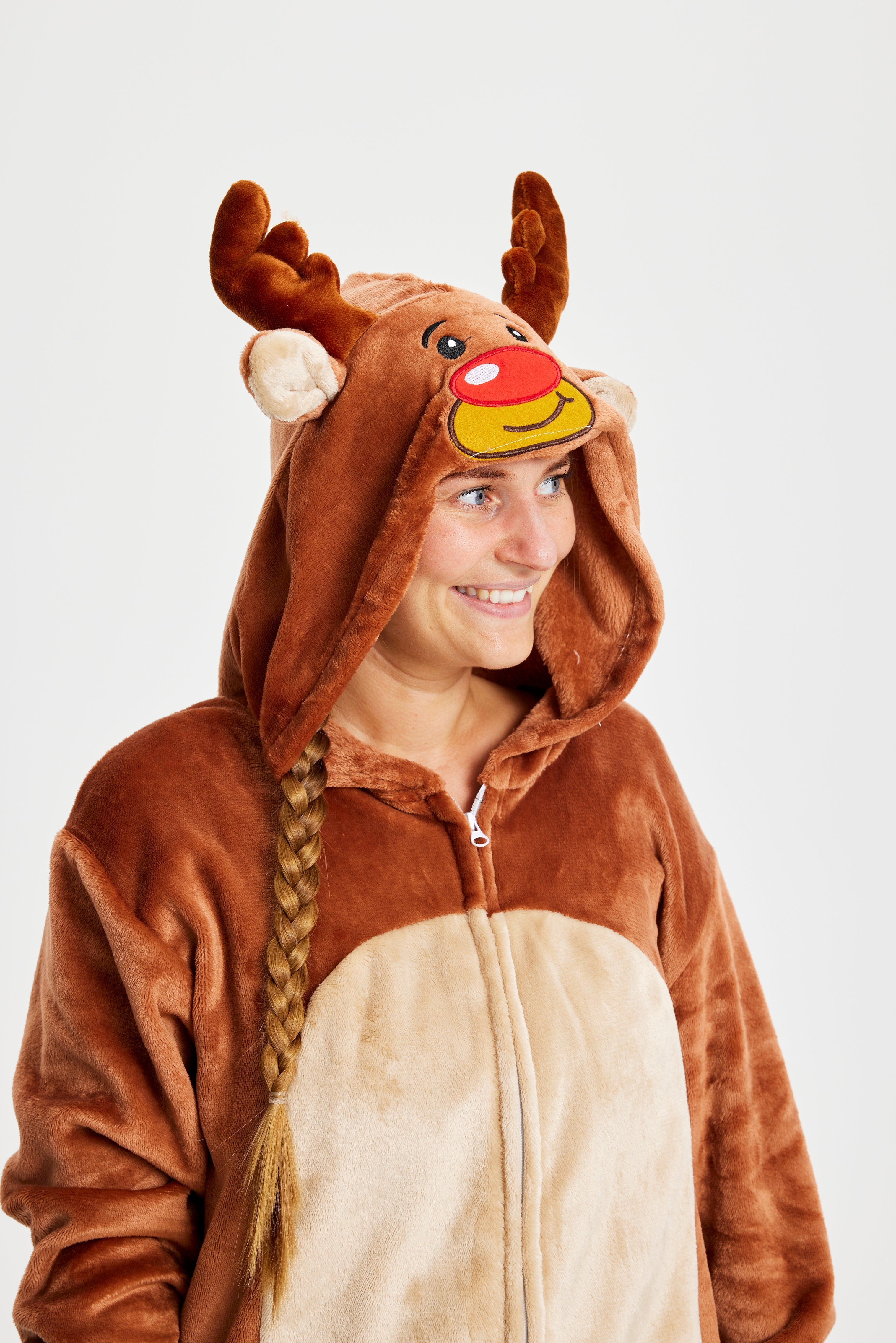 Een lachende vrouw verkleed als Rudolph.
